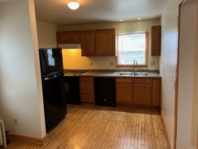 Foto del edificio - 2 Bedroom / 1 1/2 bath in Lake neighborhood