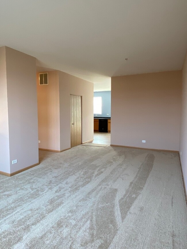 Building Photo - 2285 Beresford Dr