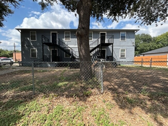 Building Photo - 1611 Voirin Rd