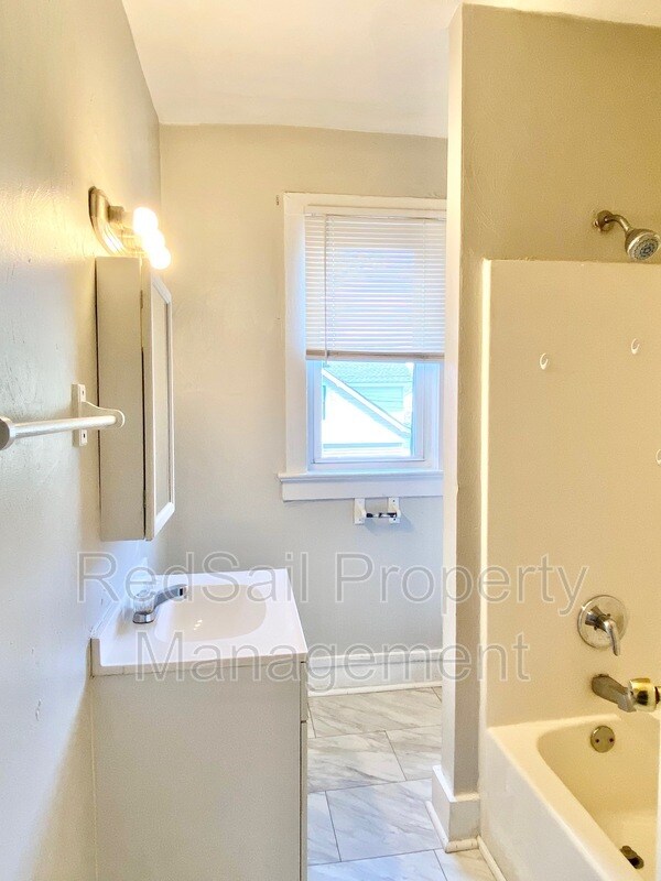 Foto del edificio - 819 W 35th St