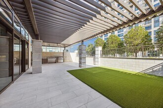 Building Photo - 9757 Katy Fwy