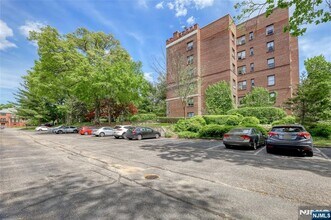 Building Photo - 100 W Palisade Ave
