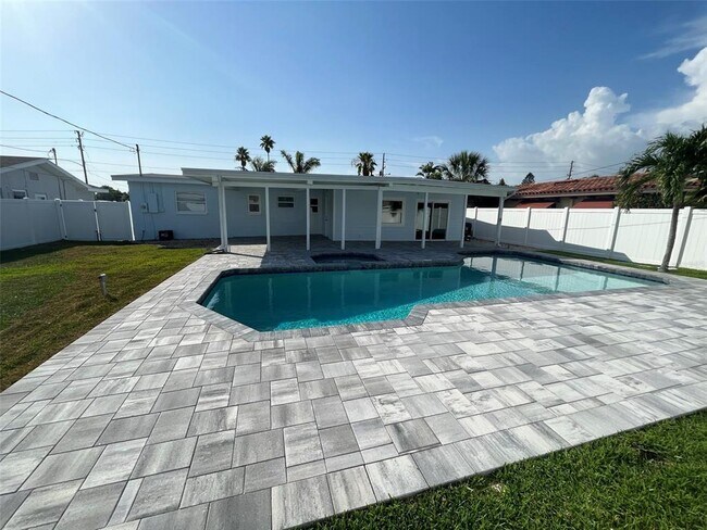 Building Photo - 2215 W Vina Del Mar Blvd