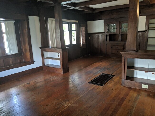 Building Photo - **Price reduction** Now leasing for Summer 2026, Available August 5th!