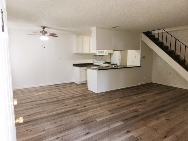 Building Photo - 431 W Santa Ana Ave