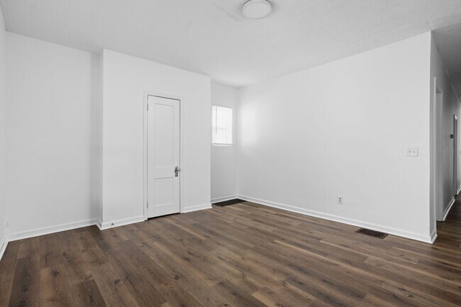 Building Photo - 553 N Oakland Ave