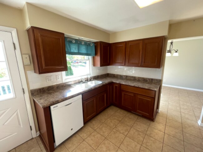 Building Photo - 2426 Highland Cir