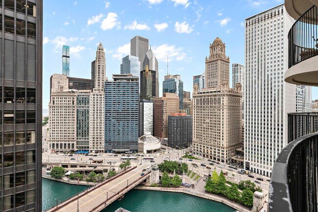 Foto del edificio - 300 N State St