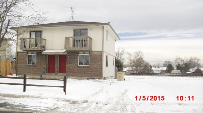 Building Photo - Corner Lot Duplex in Commerce City! Availa...