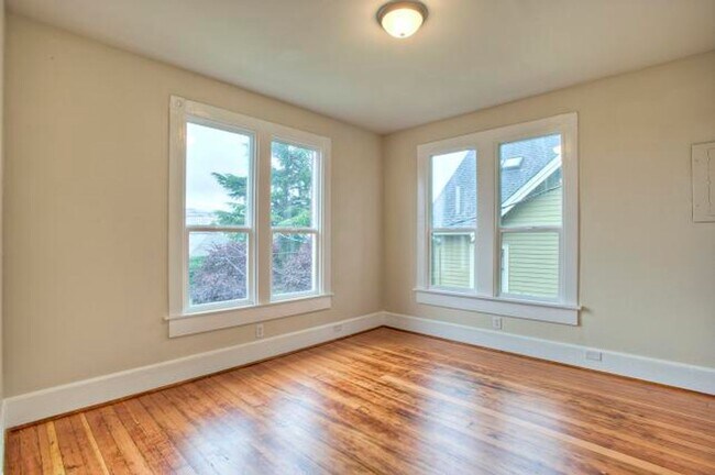 Foto del edificio - Top-Floor 3bed/1bath Duplex Unit in Cherry Hill!