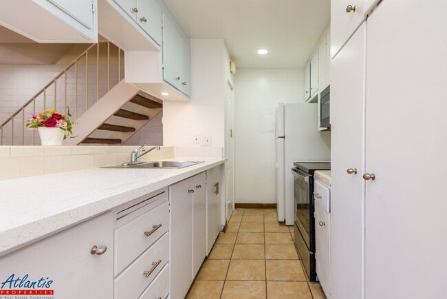 Building Photo - Lovely Condo | Hwd Laminate Flooring | Carport