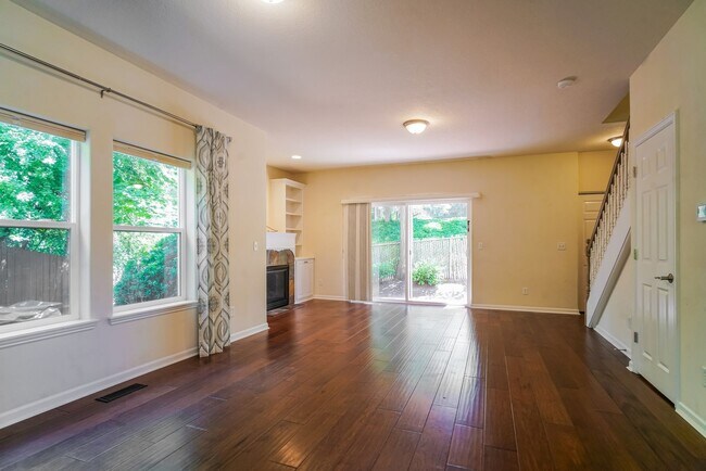 Building Photo - Multnomah Village 3BR 2.5bth Townhome | A/C, Garage, Small Yard & Near Parks + Trader Joe’s