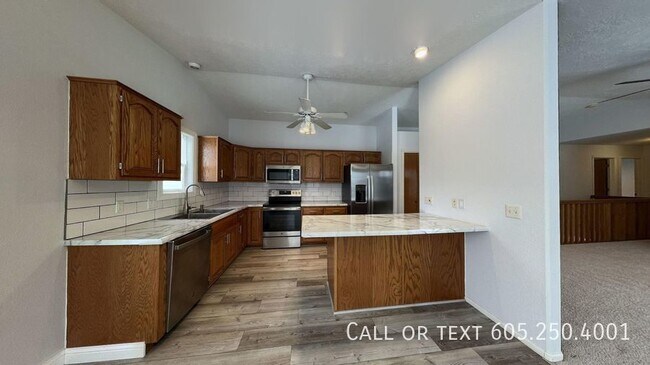 Foto del edificio - 5 Bedroom Home: Spacious Living, Patio Com...