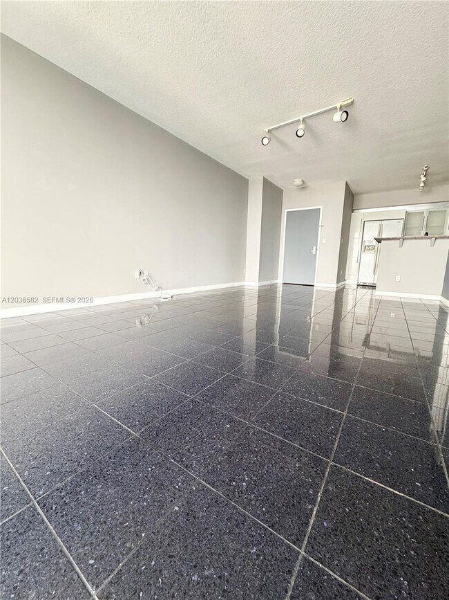Foto del edificio - 335 S Biscayne Blvd