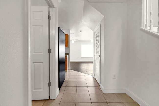 Building Photo - Updated Townhouse on South Crestview