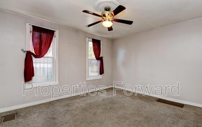 Building Photo - 673 E Sycamore St