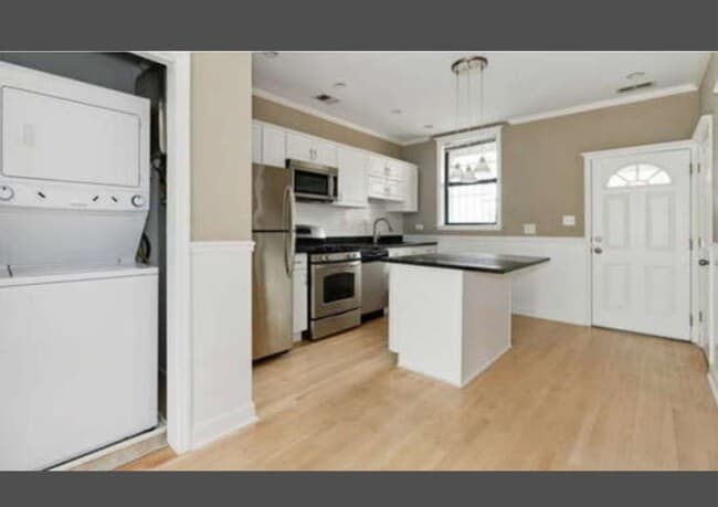 Building Photo - 1538 N Maplewood Ave