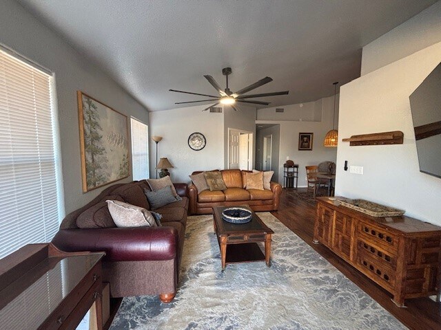 Foto del edificio - 969 Kenwood Ave