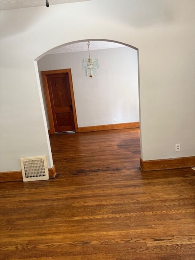 Building Photo - Large 3 Bedroom home with 2 car garage
