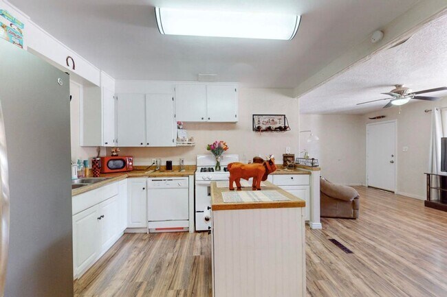 Building Photo - COMING SOON Cozy 4 bed -1 bath - Close to Uptown