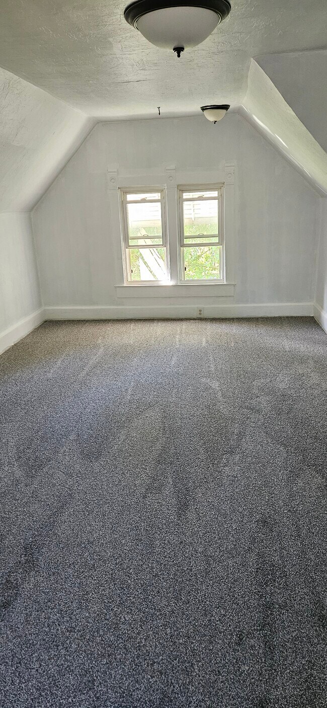 Foto del edificio - 129 N Bergan Ave