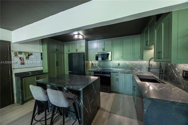 Foto del edificio - 6801 Indian Creek Dr