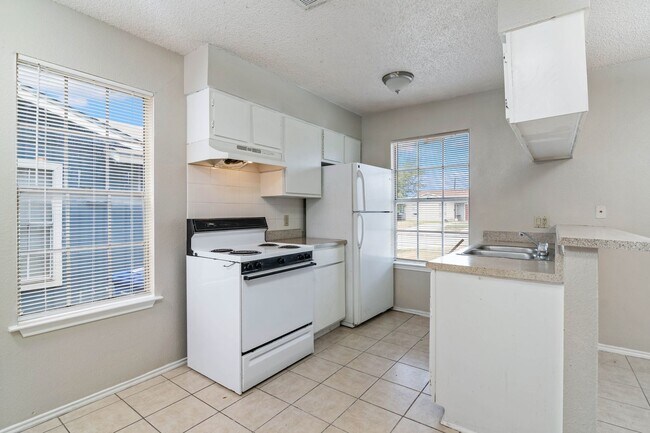 Building Photo - 2 Bedroom Duplex