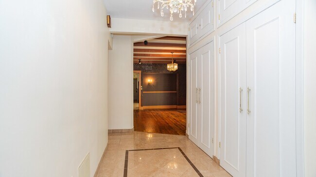 Building Photo - 1141 W North Shore Ave