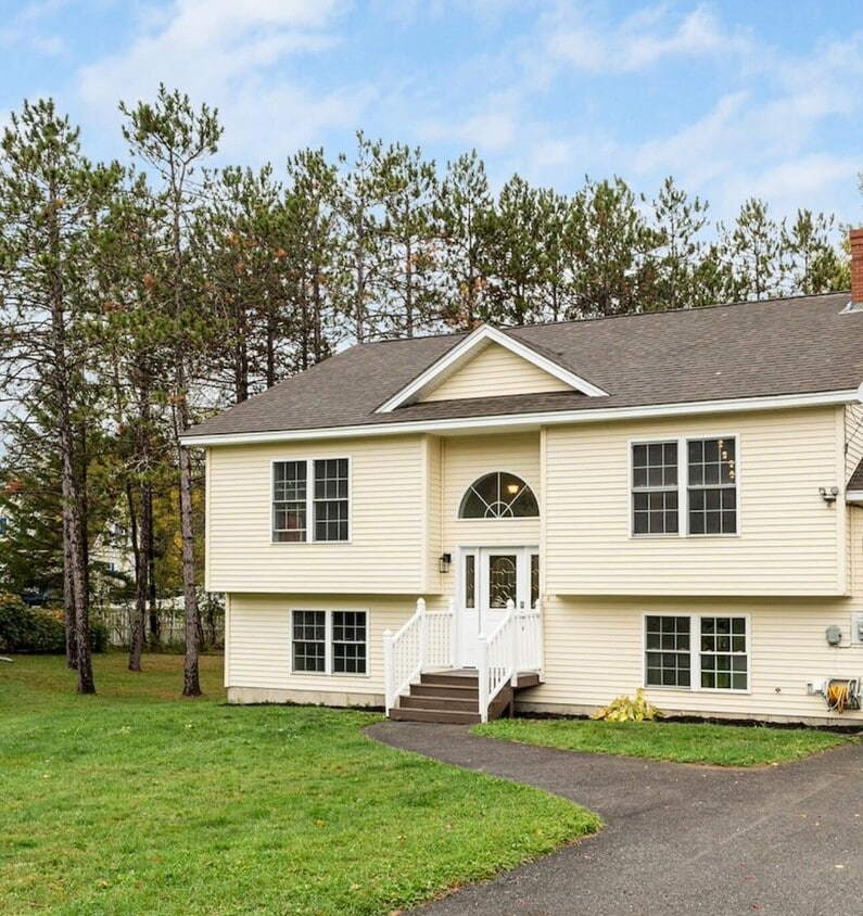 Primary Photo - 21 Yankee Ave