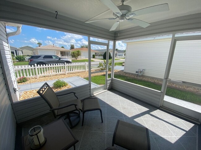 Building Photo - Beautiful 2 + 2 Villa, Turnkey ANNUAL Leas...