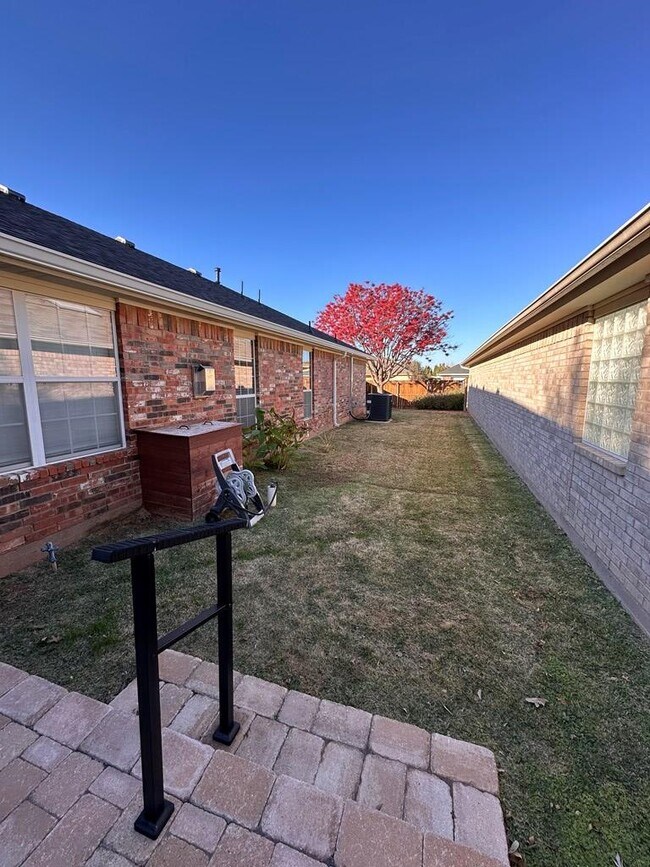 Foto del edificio - 4230 Green Meadow Dr