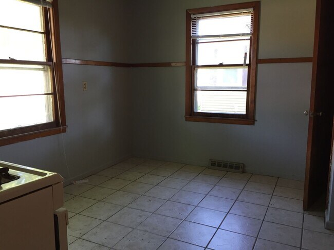 Building Photo - 2 Bedroom 1 Bath Single Family Home. No charge applications are online at www.cedarvalley4rent.com