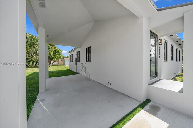 Foto del edificio - 5805 SW 46th Terrace