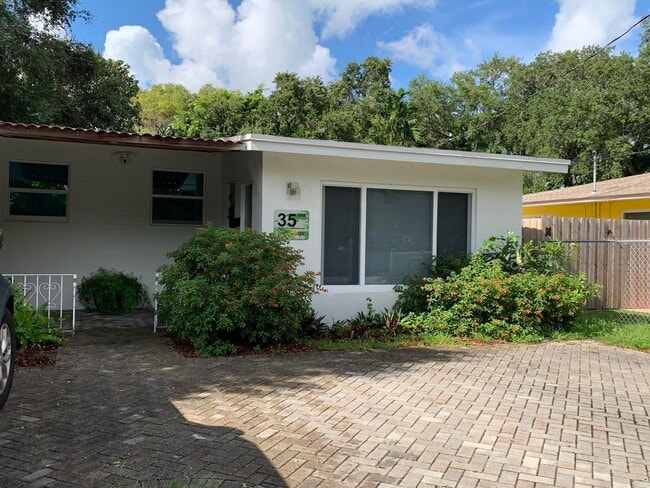 Photo - 35 SW 8th St (Hallandale Beach, FL) Apartments