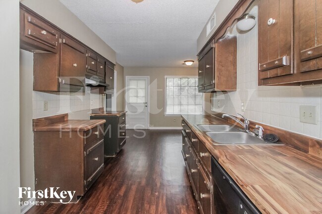 Foto del edificio - 7161 Oak Chase Ln