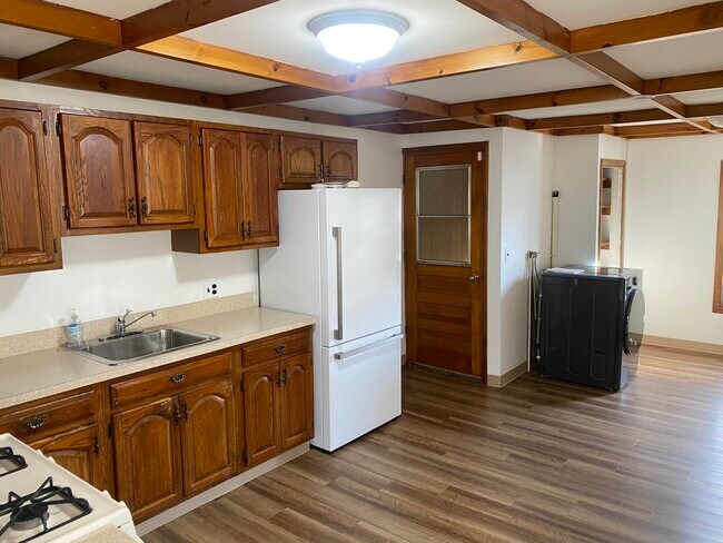 Building Photo - 114 Thorndike St