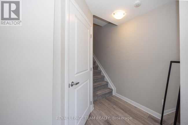 Building Photo - 526 Clemency Cres