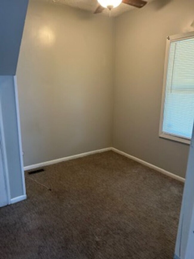 Foto del edificio - 3 bed 1 bath Fenced in House