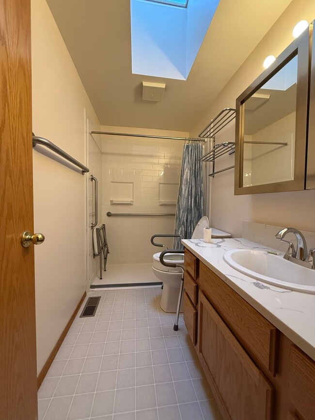 Building Photo - 3 bedroom 2 1/2 Bathrooms