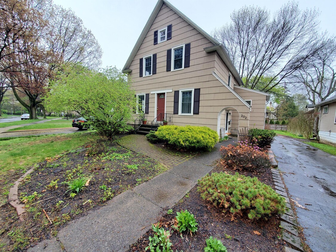 Foto principal - 202 Arbordale Ave