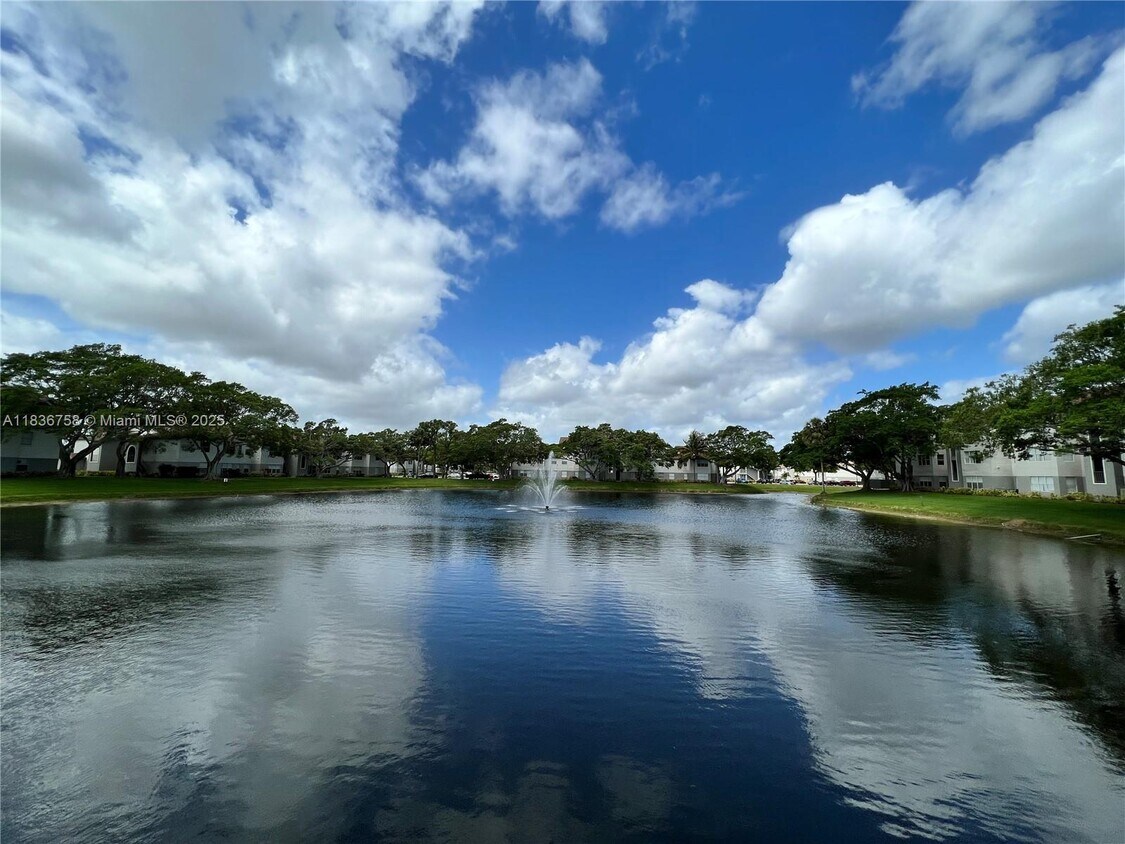 Foto principal - 1401 Village Blvd