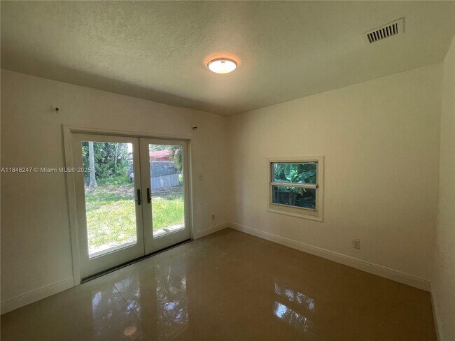 Foto del edificio - 4681 SW 33rd Ave