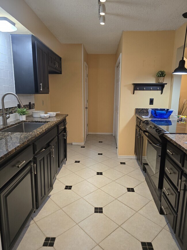 Kitchen - 1437 Palmnold Cir W
