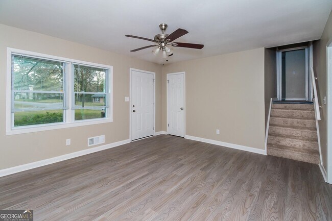 Building Photo - 528 Roxbury Dr