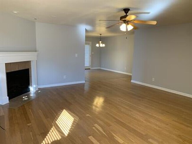 Building Photo - 406 Jasmine Dr