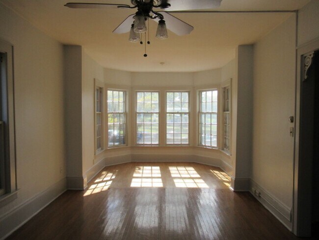 Foto del edificio - Eastside Home-Immediate Availability three-bedroom with office and two car off street parking