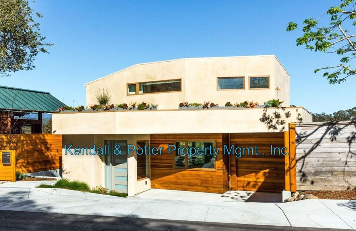 Primary Photo - Sunny Paradise located in the Heart of Cap...
