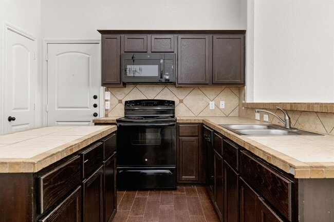 Foto del edificio - 586 Creekside Cir