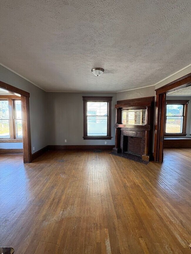 Foto del edificio - Two bedroom one bathroom 1st level for rent