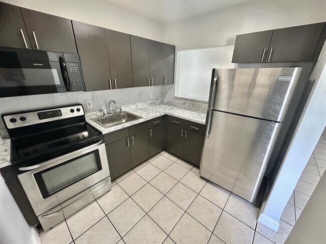Foto del edificio - 18255 NW 23rd Ave